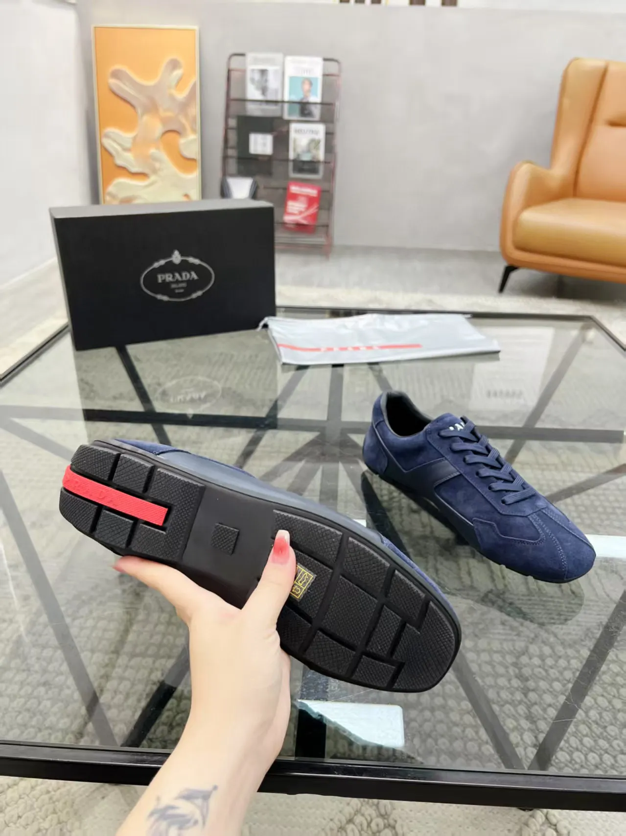 Factory price: 420💰Prada new men's leather sports shoes, the highest version on the market, any comparison is welcome🆚! The original leather has excellent texture and is super high-end! Fetal sheep net lining imported from Italy, removable pad! Luxurious materials and fine workmanship, highly recommended! Code number: 38-44, customized 45
